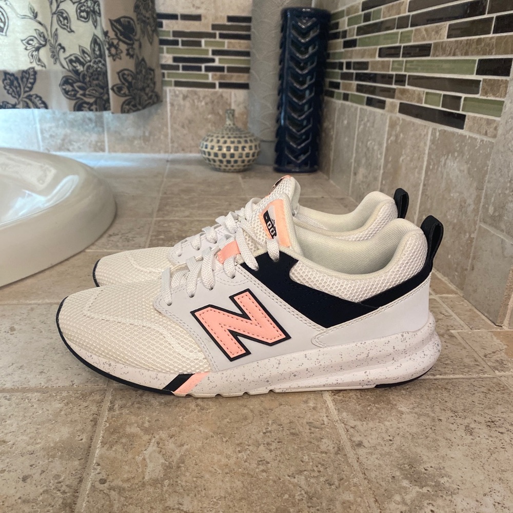 New Balance womens 009 running retro 90’s size 8.5 EUC